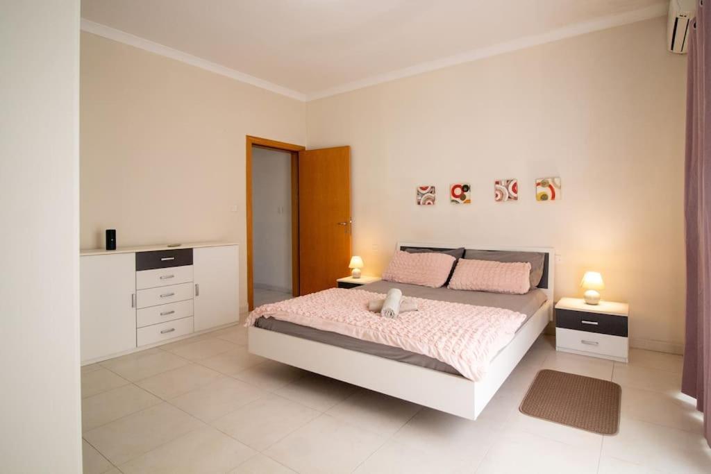Modern Apt In The Heart Of Maltese Nightlife San Ġiljan Exterior foto